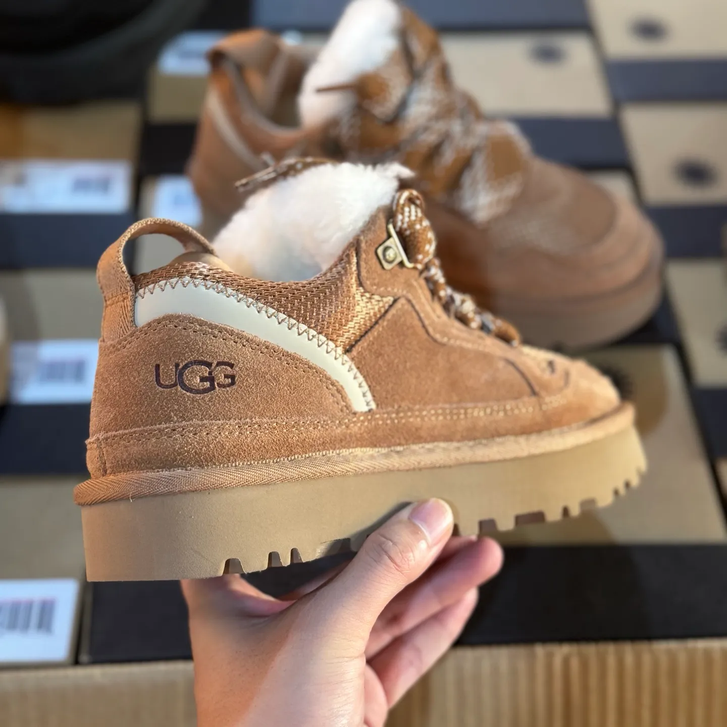 Local 💰600 Settlement in store 250 OEM grade 4032 Mel series Top workmanship level Super stable version ✔️ Good looks and texture online Suede leather + low-key logo look retro Classic two-color shoelaces can be worn as one shoe or two ✔️ So comfortable that you want to weld your feet on it Super light material + 5cm thick sole No tired feet after heightening Wool insoles are warm and breathable No stress on commuting and shopping all day long ✔️ I love the details: wide shoelaces for photos, sizes 34-40 are suitable for various foot types, slight stains can be wiped clean with a damp cloth, and the loose feeling in early autumn depends entirely on it. You can close your eyes and avoid stepping on thunder! 👟